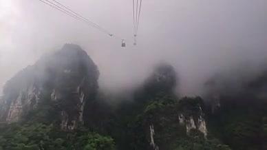 缆车高山索道登山天门山拍摄爬山视频的预览图